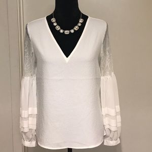 ✨NWOT✨ Express white blouse